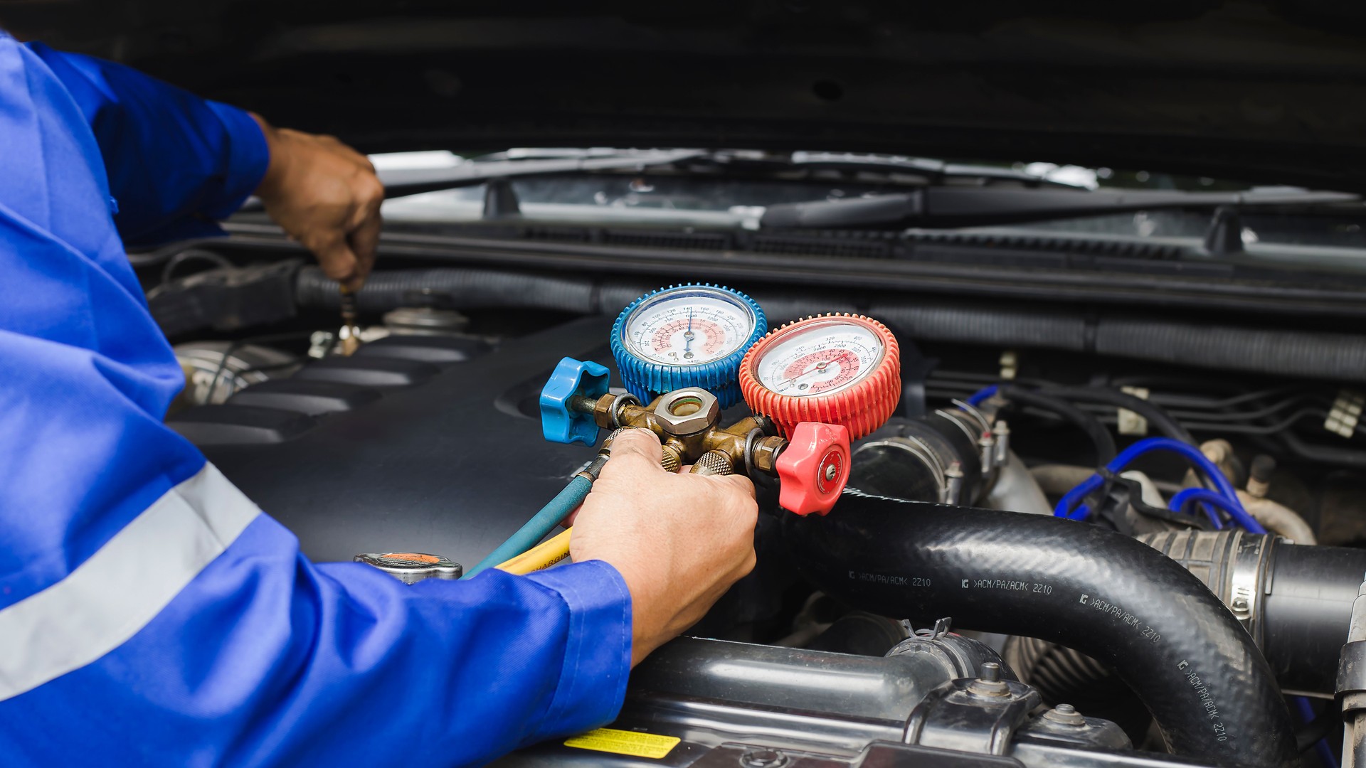 Car air conditioner check service, leak detection, fill refrigerant.Device and meter liquid cooling in the car by specialist technicians.