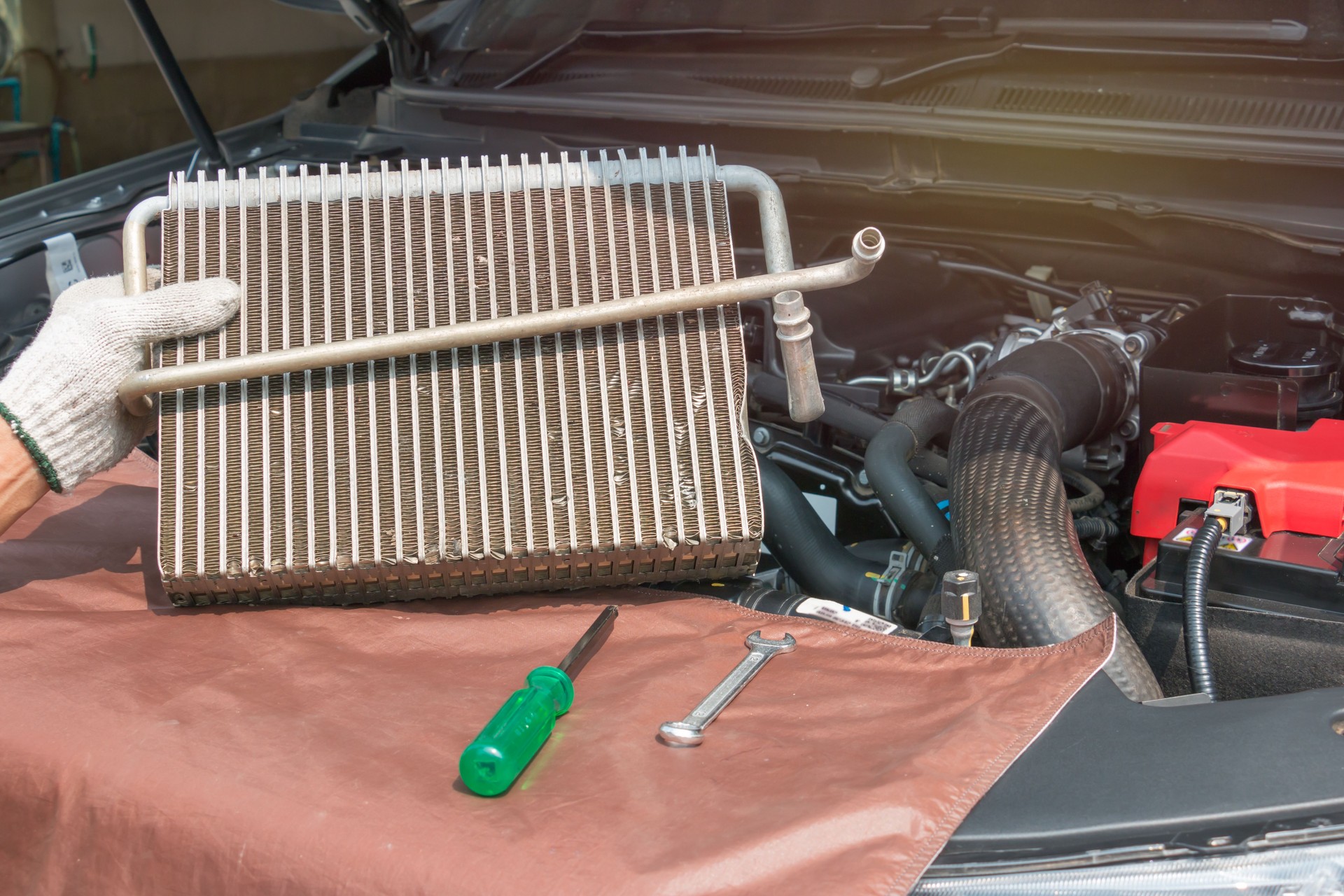 Car air conditioner condenser leaking check